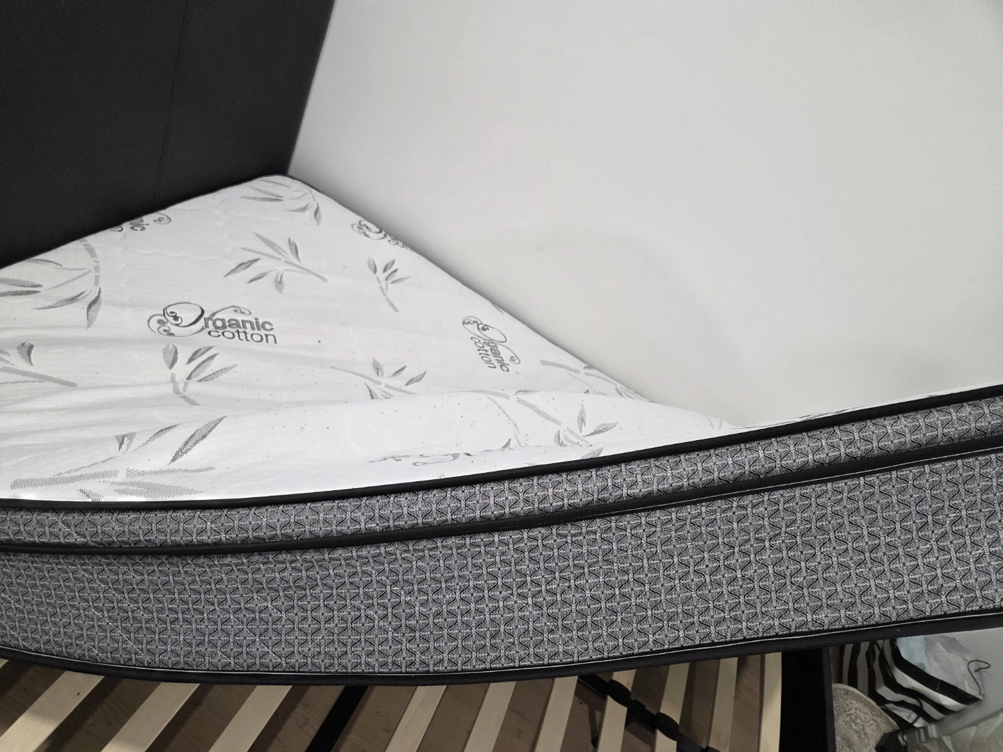 🛏️ Queen Size Bed with Cotton Mattress – Excellent Condition - photo 3