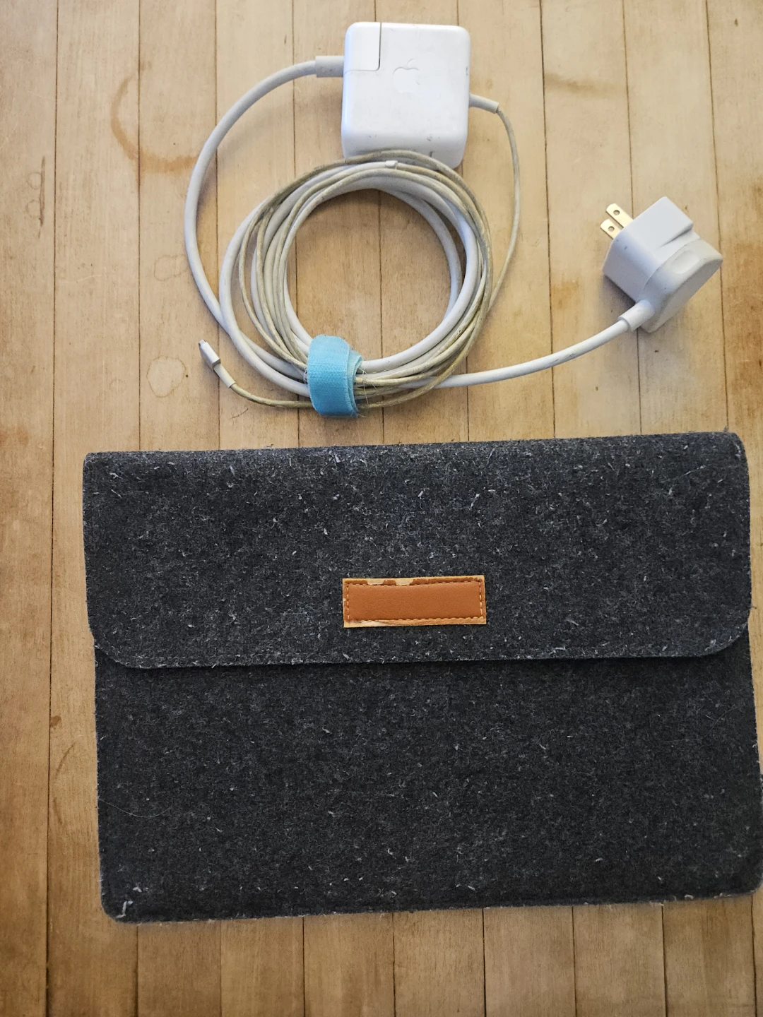 Apple MacBook Air 11-inch Early 2015 Laptop - photo 3