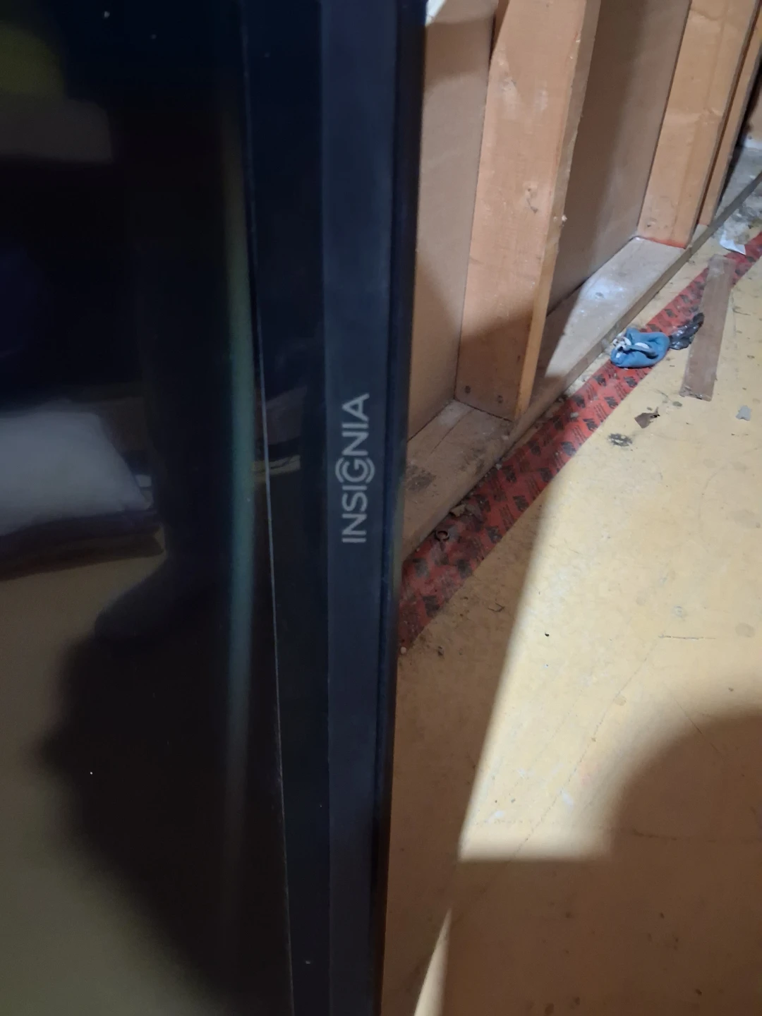 Insignia TV with ONN Full Motion Wall Mount - photo 2