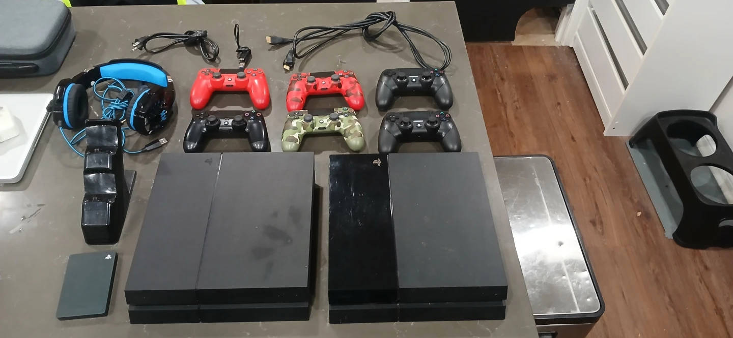 Playstation 4 / Controllers / Charger