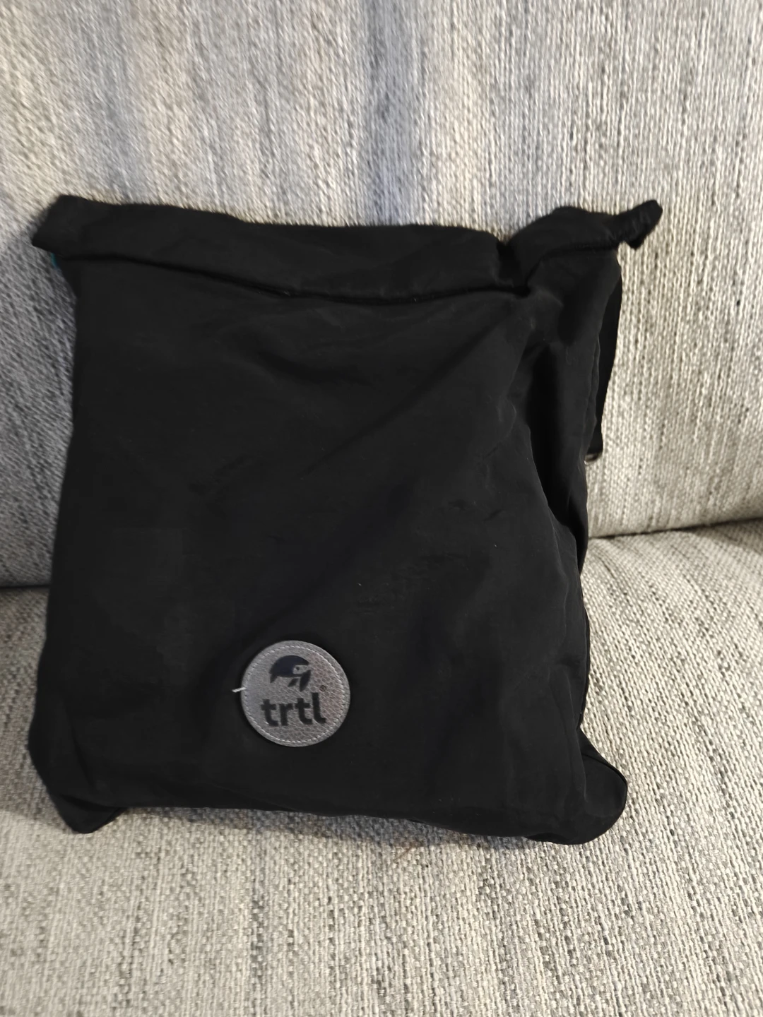 Neck support Travel Pillow from TRTL with Case and Booklet - photo 2