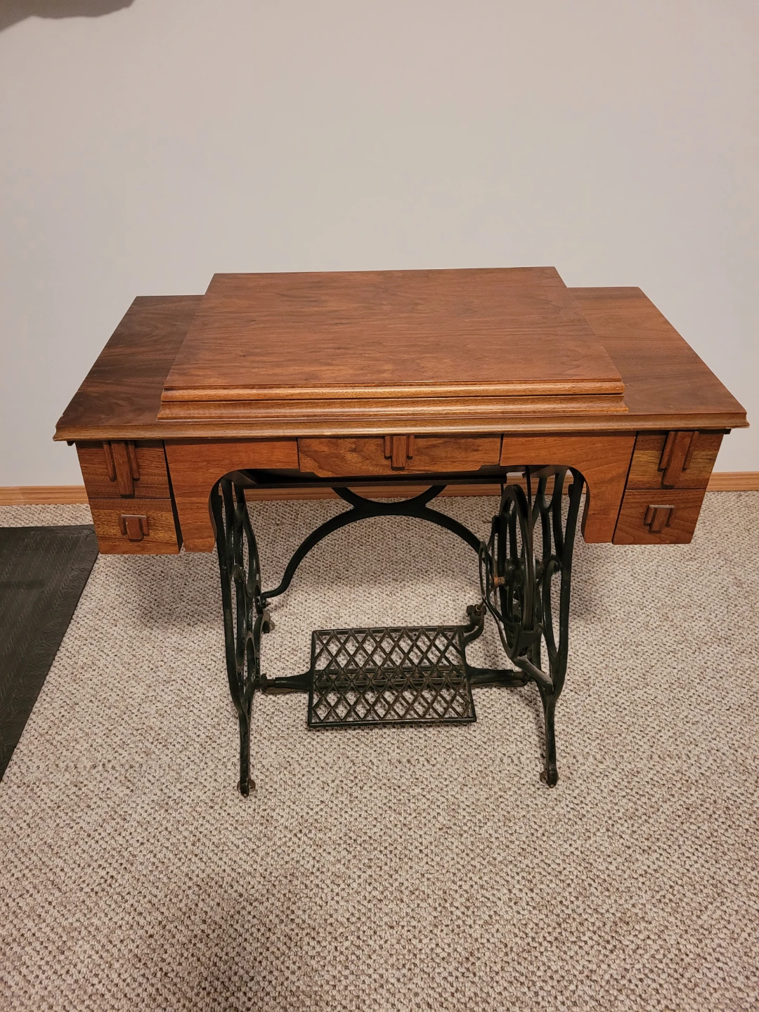 Reliance Vintage Treadle Sewing Machine with Cabinet - photo 2