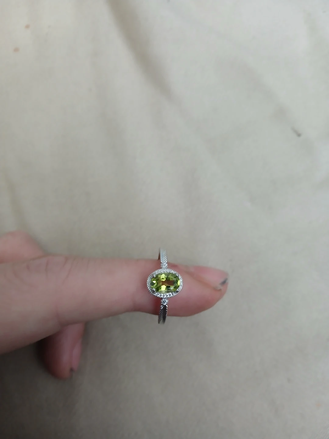 925 Silver And Oval Peridot 1.5 Carat Ring