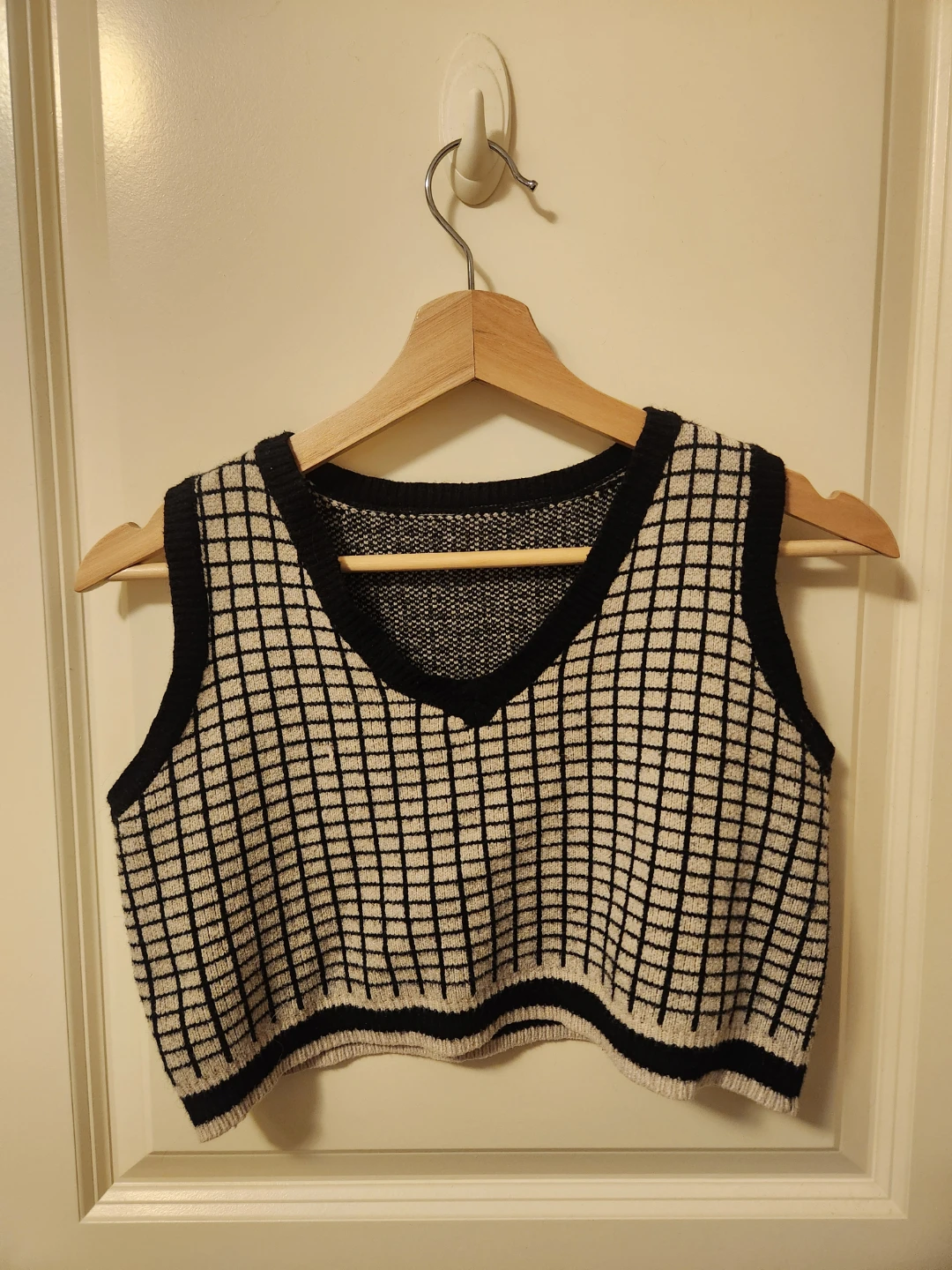 Women's V-Neck geometric sweater vest! (XS/S)