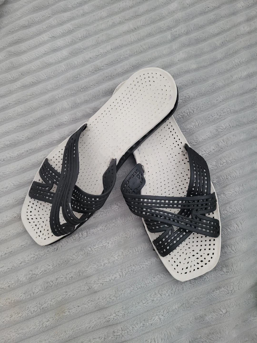 ALINA Black and White Flip Flops - Size 6