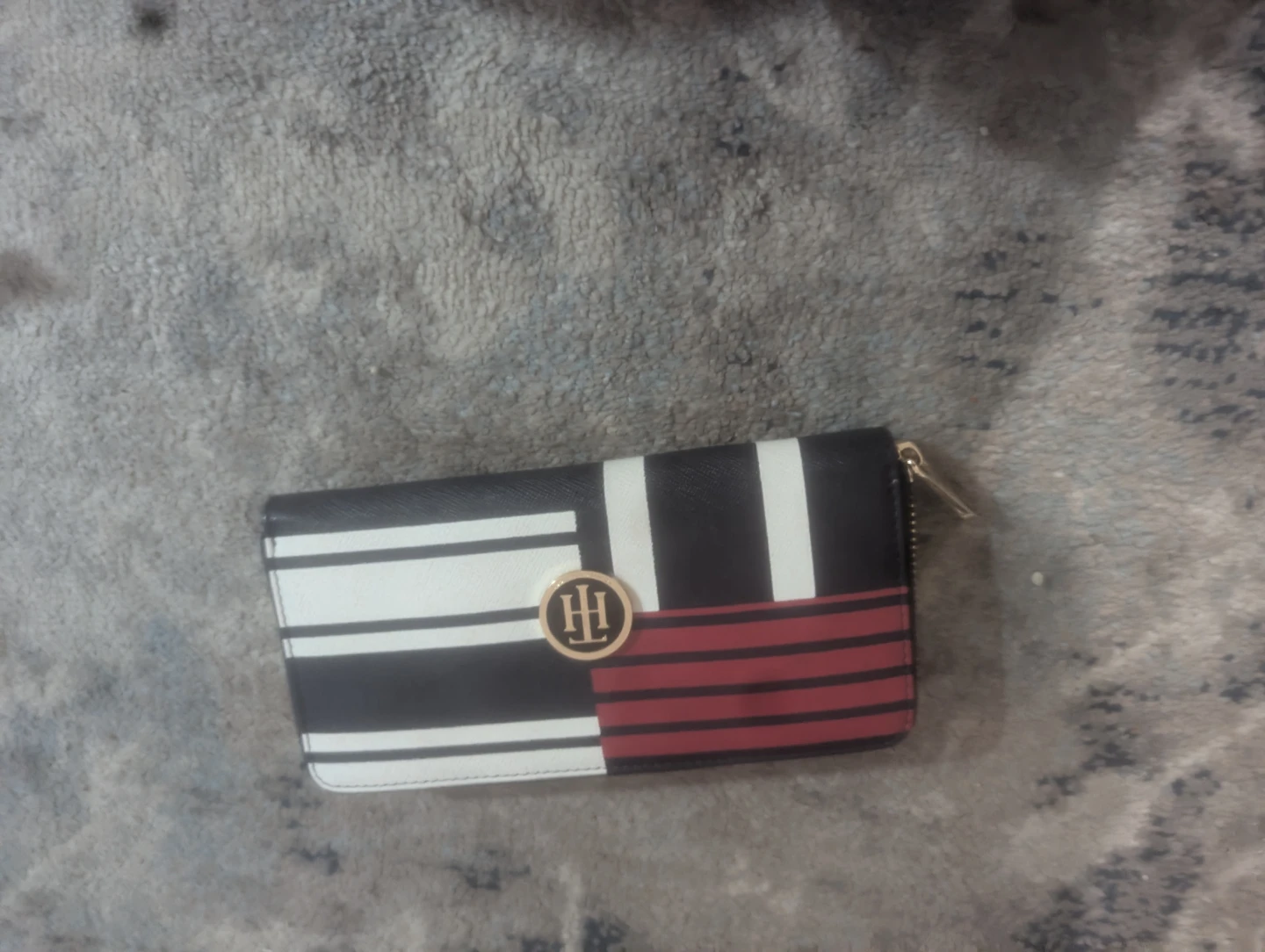 Tommy Hilfiger Zip Around Wallet