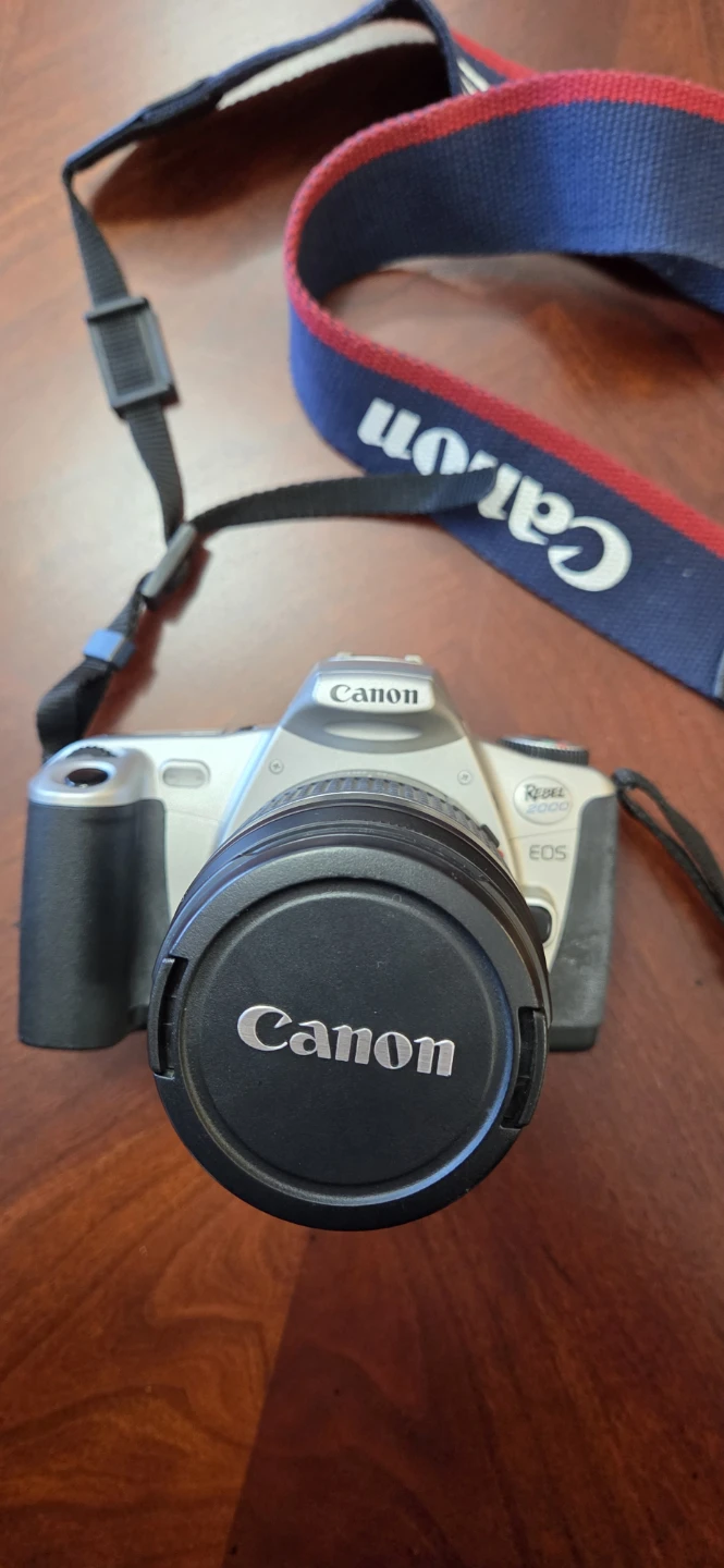 Canon EOS Rebel 2000 Camera with Quantaray Bag
