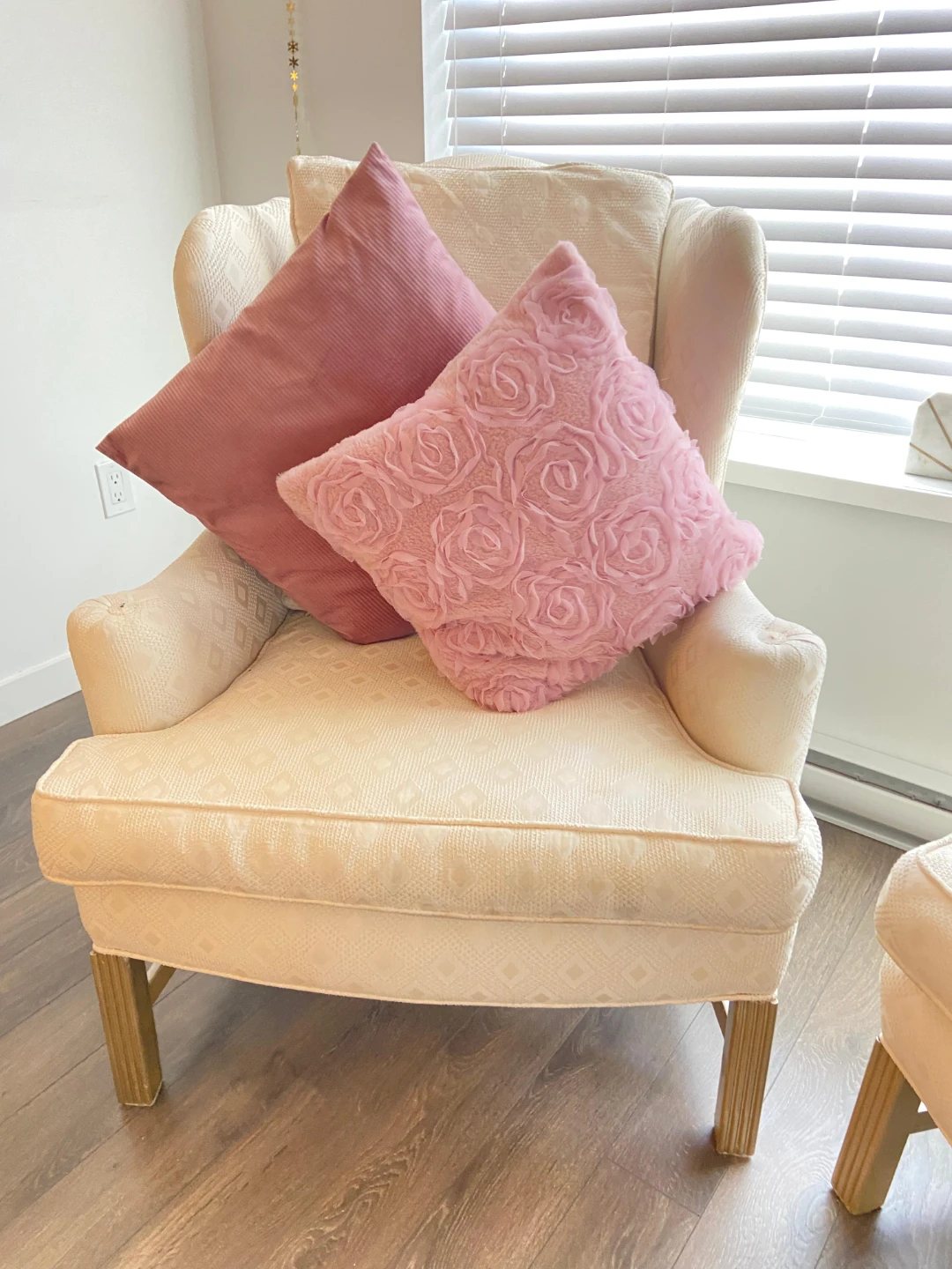 ( NEED IT GONE TODAY) Elegant Cream Wingback Armchairs pair - photo 2