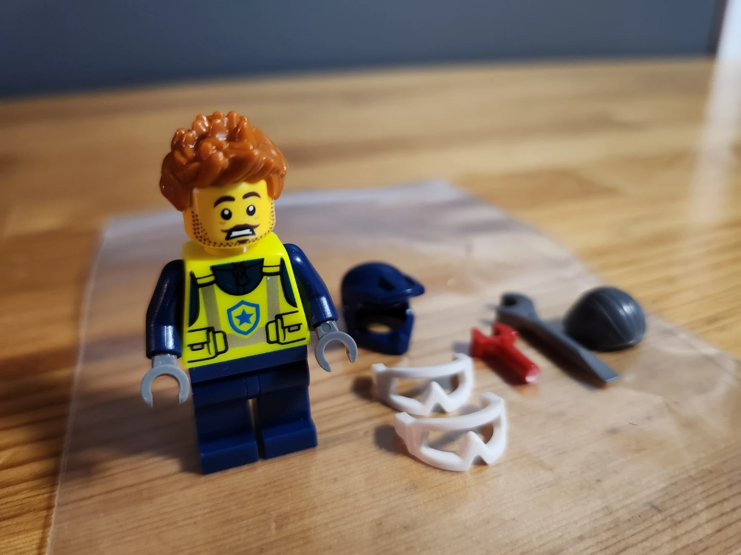 LEGO Minifigure Mechanic with Accessories - photo 3