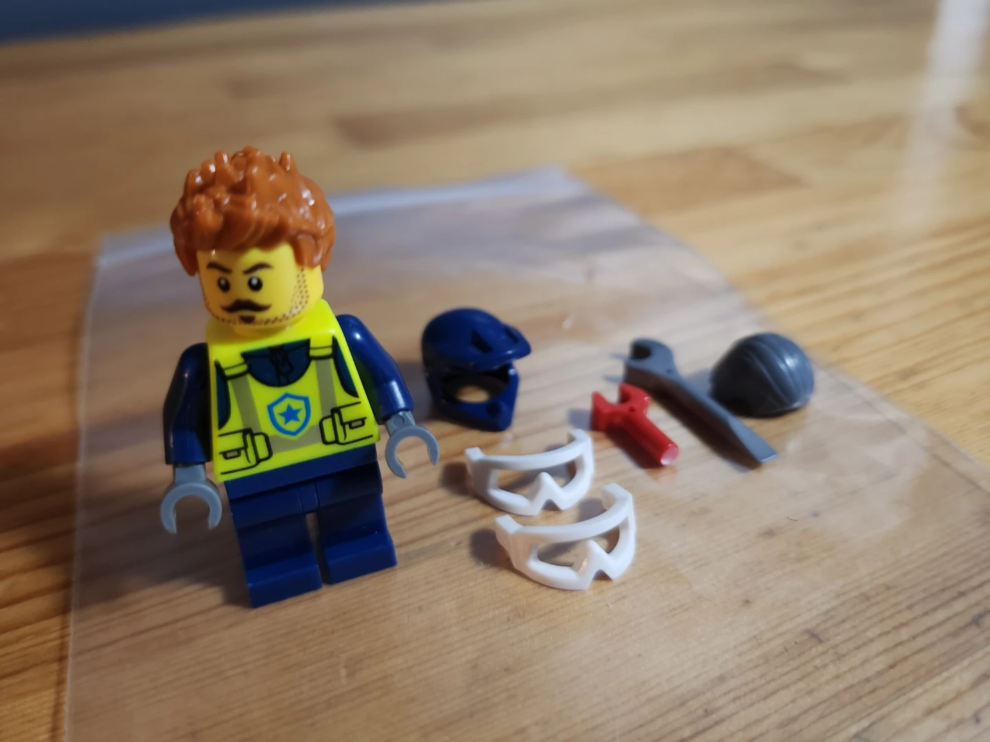 LEGO Minifigure Mechanic with Accessories - photo 4