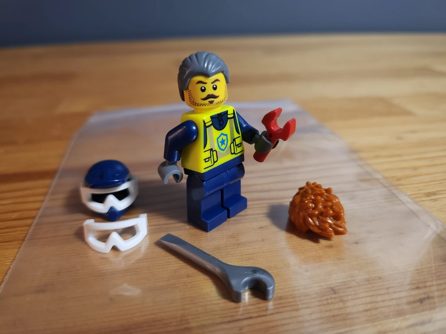 LEGO Minifigure Mechanic with Accessories - photo 5