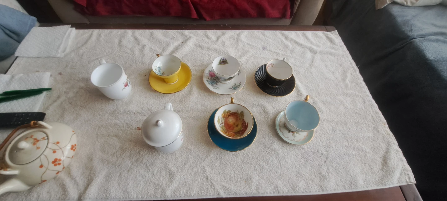 Tea Set with Teapot, Cups and Saucers - photo 3