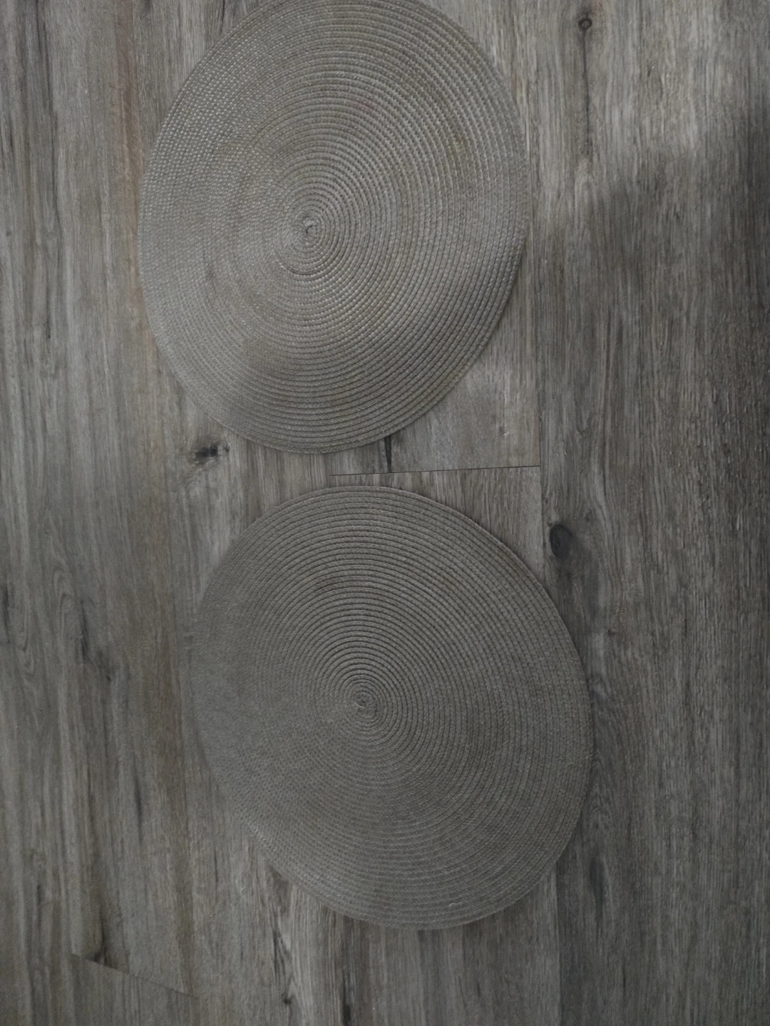 Set of 2 Round Woven Placemats - Grey 🥕