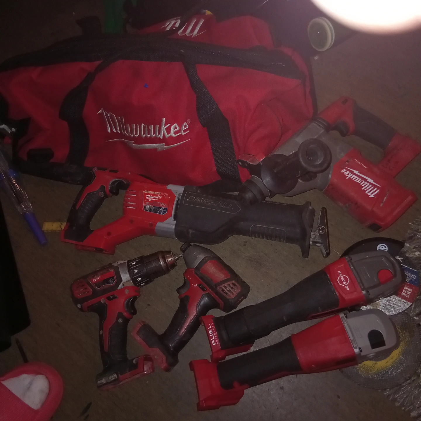 MILWALKEE 6 TOOL SET PLUS BATTTERIES