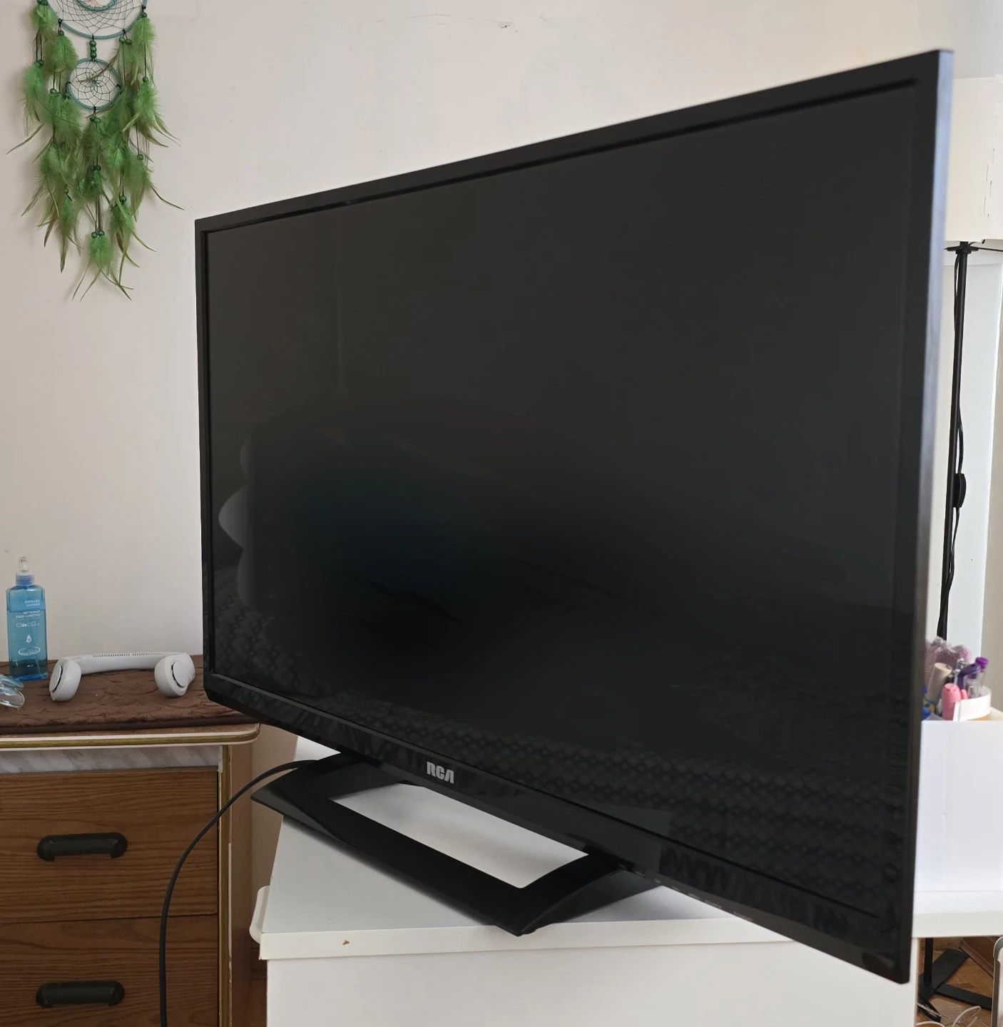 RCA 32" LED TV - photo 2
