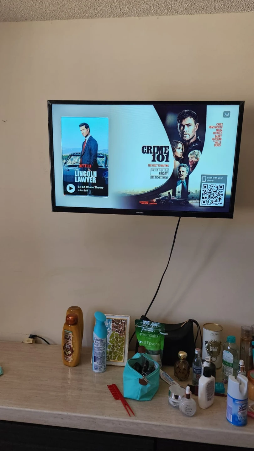 32" Samsung Flat Screen Smart TV (Wall-mounted) - photo 2