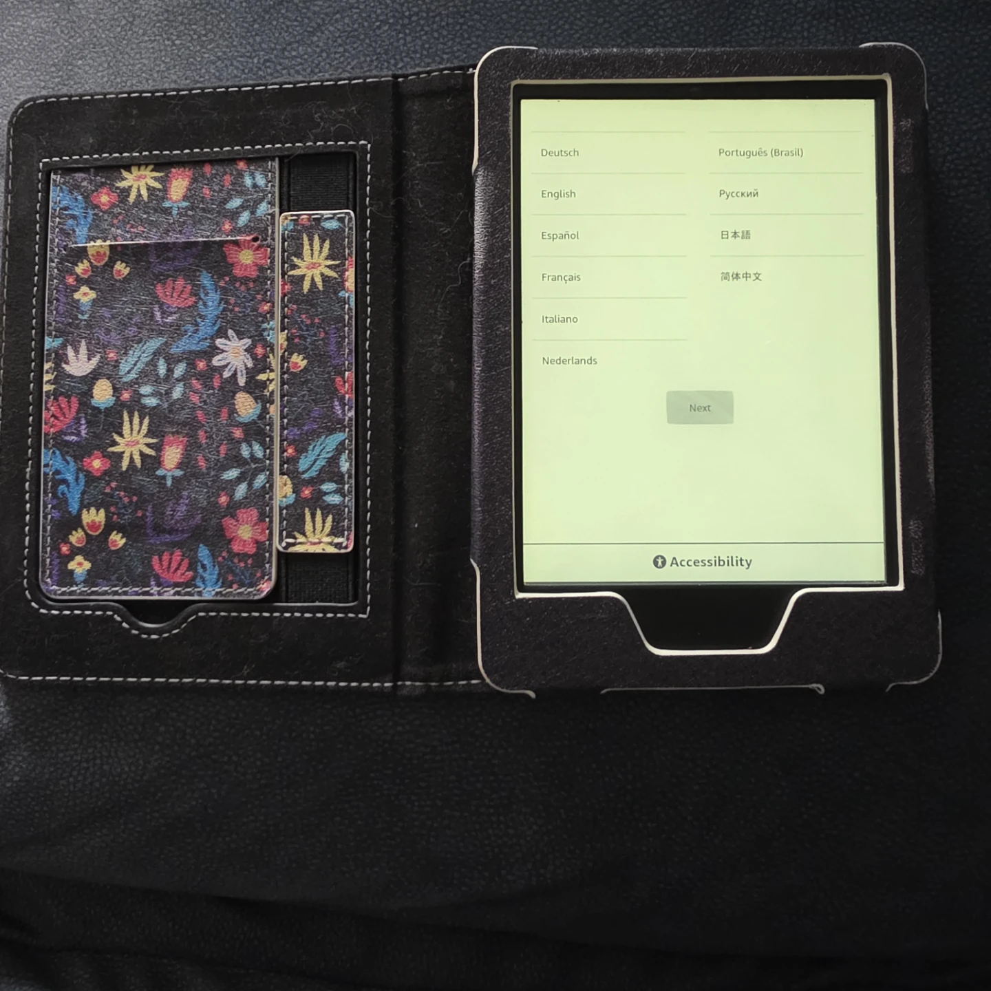 Black Amazon kindle woth case