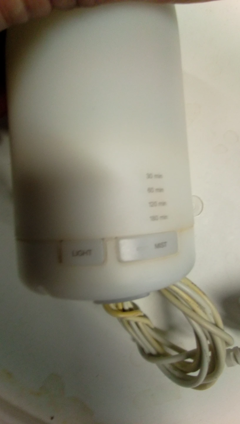 White Essential Oil Diffuser color changing light. - photo 2