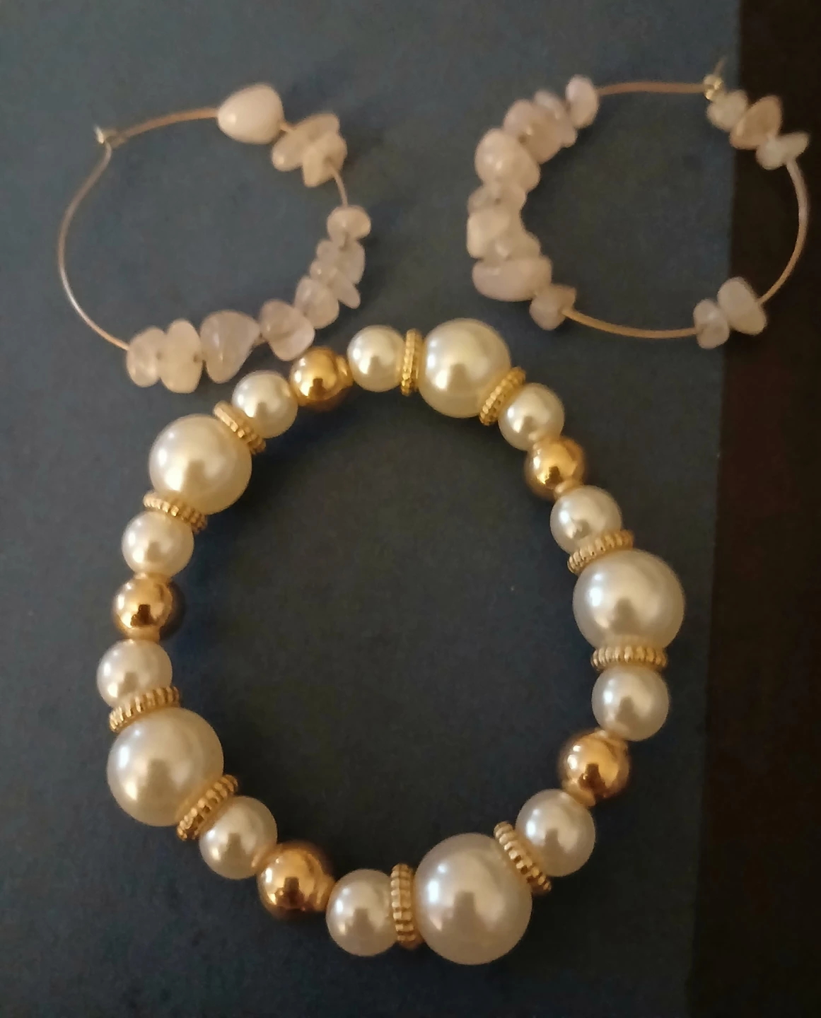 Pearl and Gold Tone Bracelet with Natural Stone Hoop Earrings - photo 3