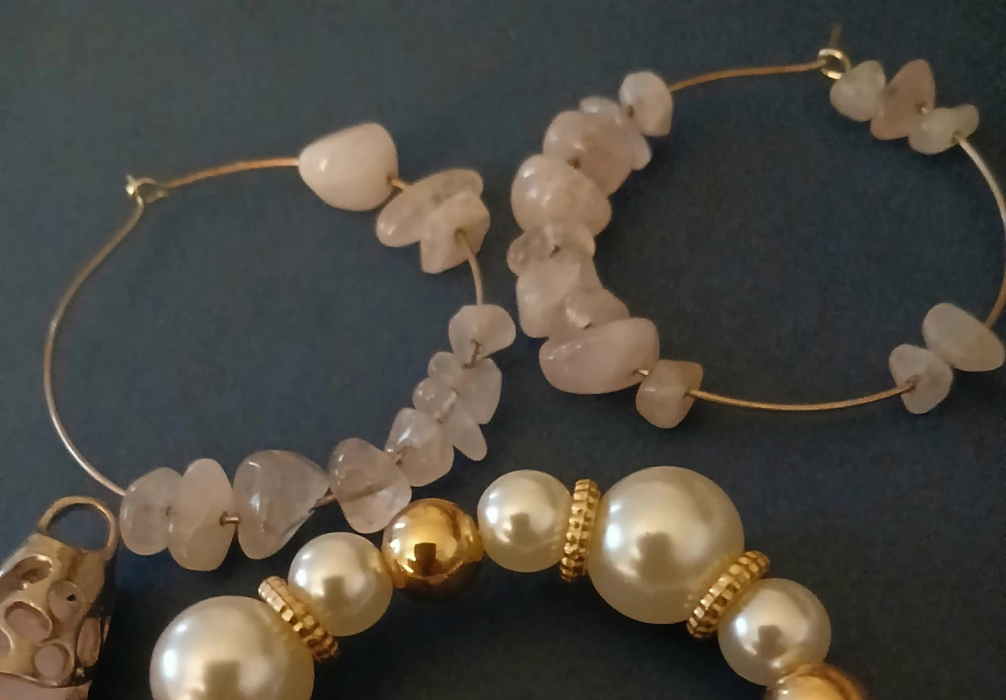 Pearl and Gold Tone Bracelet with Natural Stone Hoop Earrings - photo 4