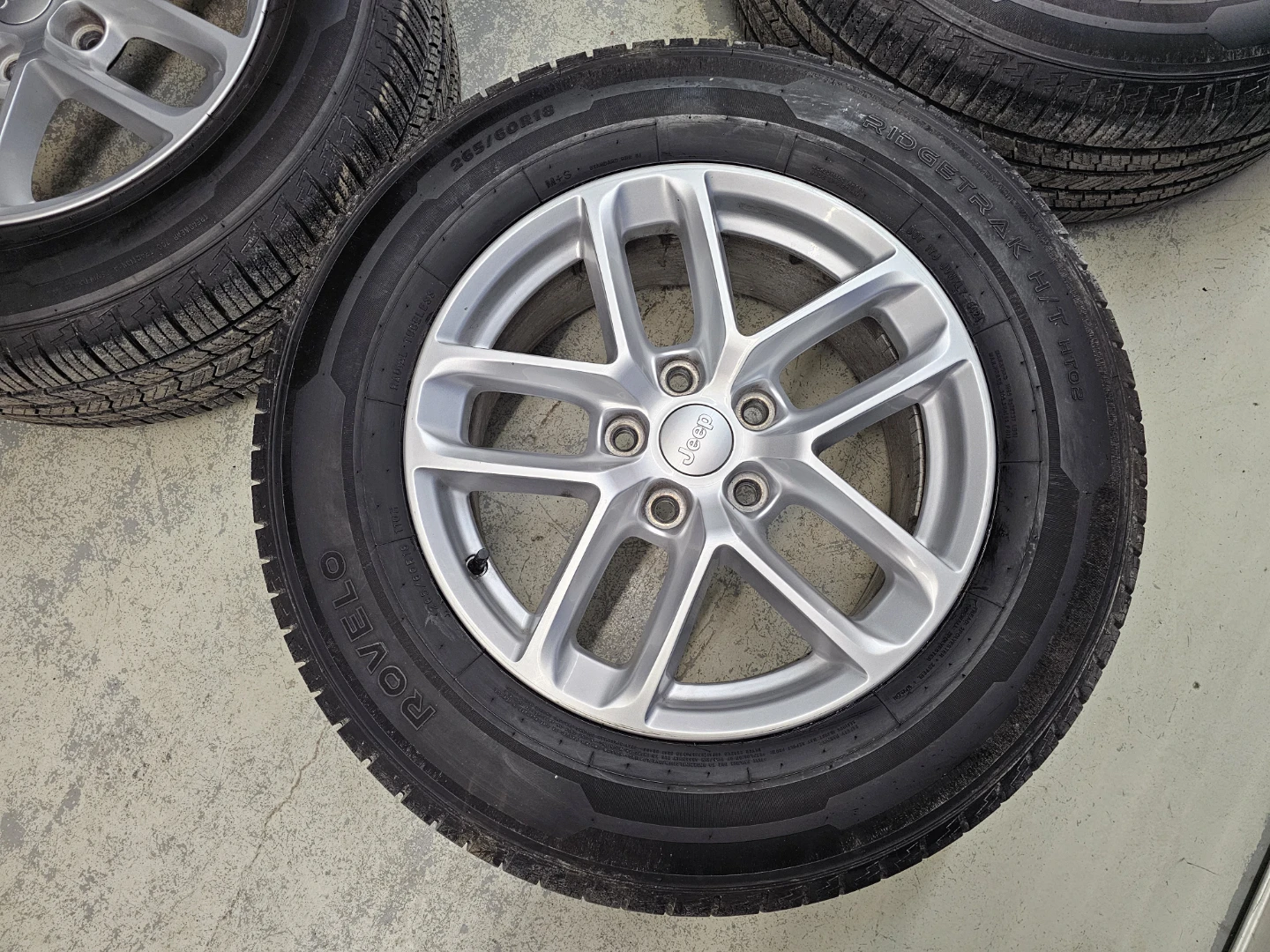 JEEP GRAND CHEROKEE O.E.M RIMS AND ALL SEASON TIRES 265/60 R18