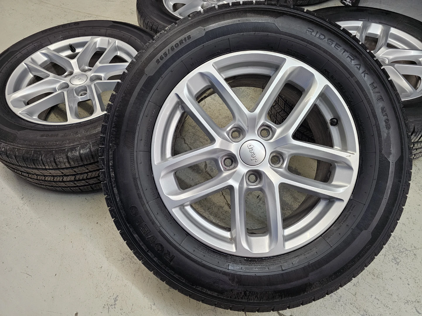 JEEP GRAND CHEROKEE O.E.M RIMS AND ALL SEASON TIRES 265/60 R18 - photo 3