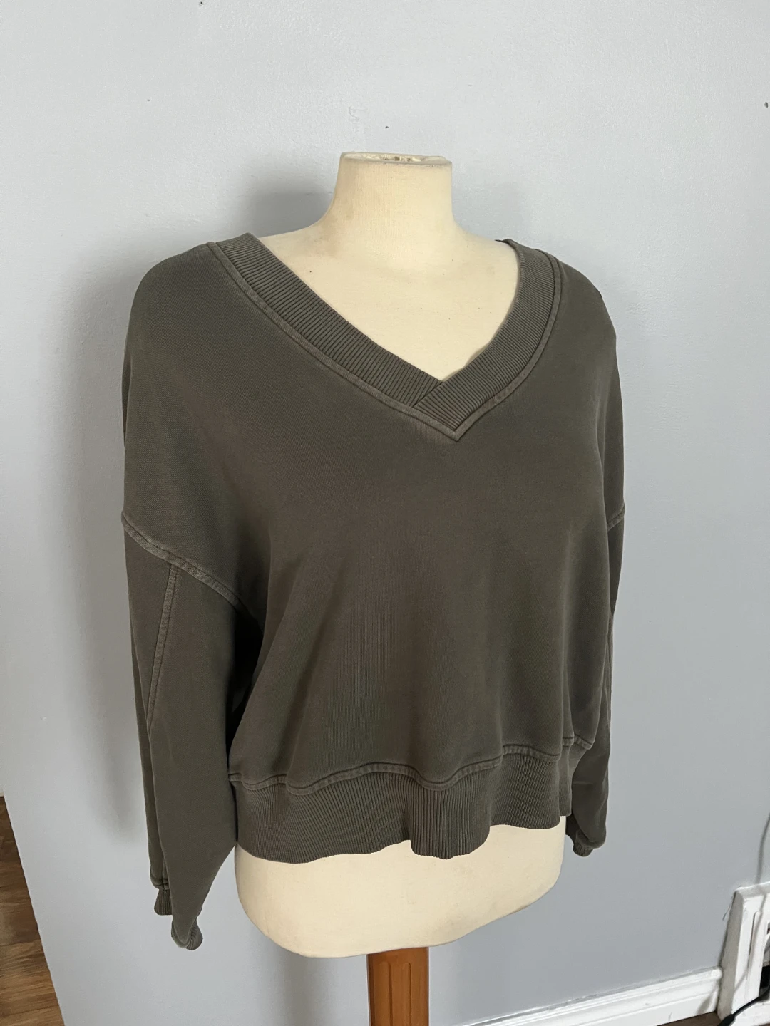 Aerie House Party V-Neck Sweater - Small 🏆