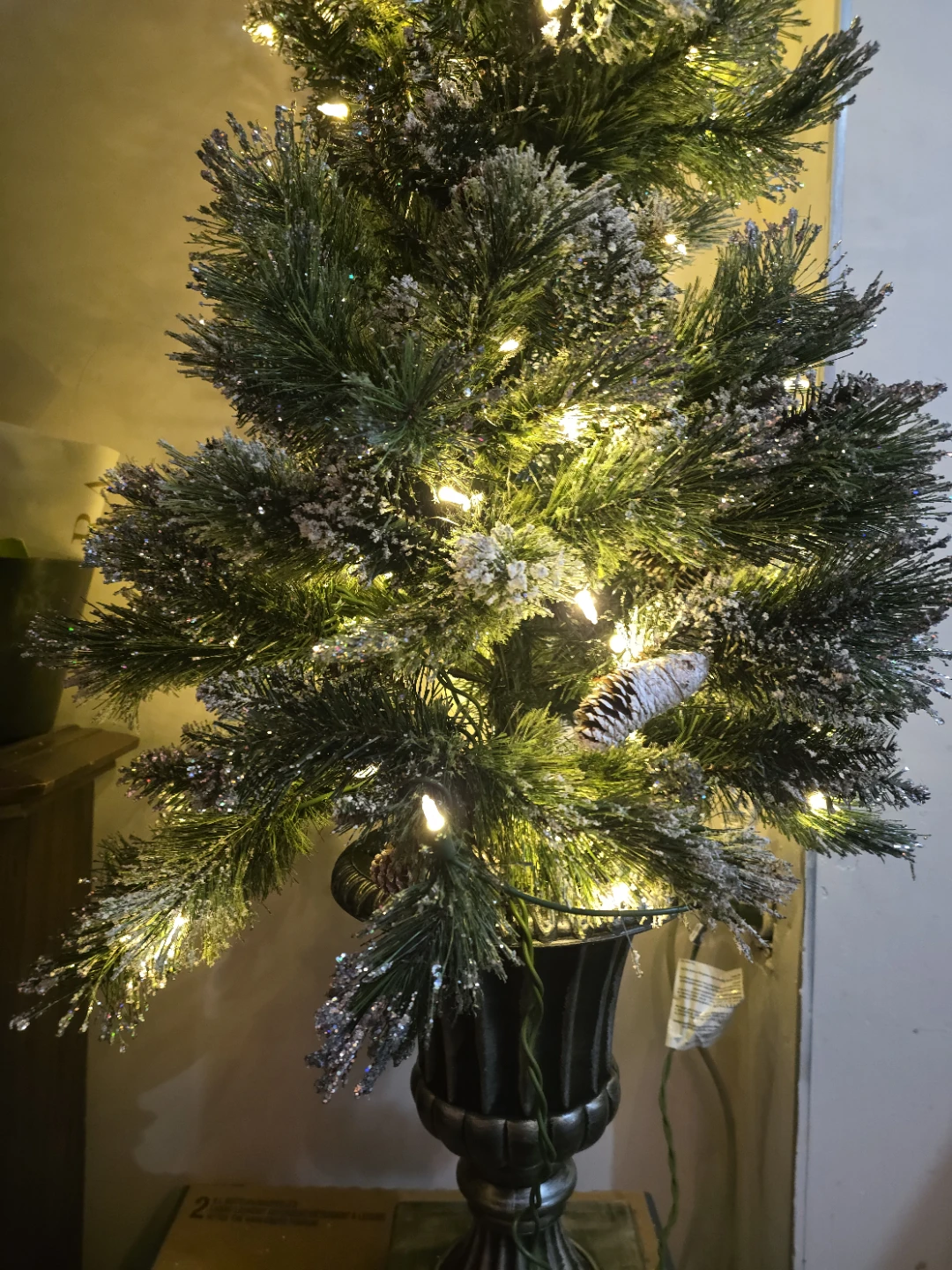 Pre-lit Artificial Christmas Tree with Snowy Branches - photo 3