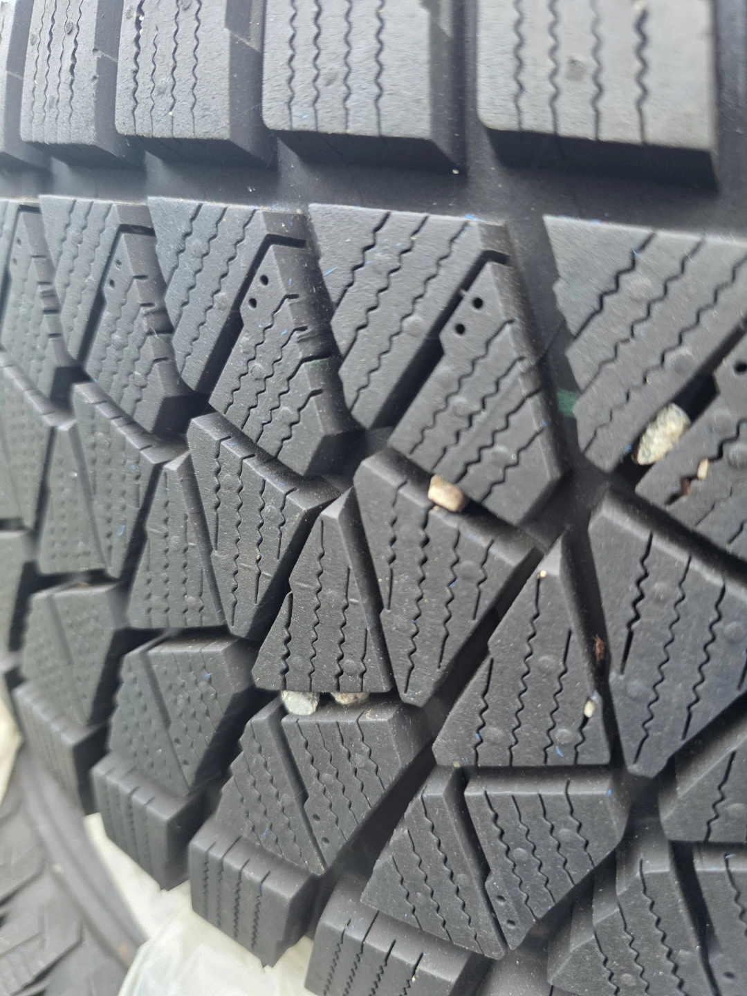 Bridgestone Blizzak DM-V2 Tires 225/65R17 on OEM Toyota Rims - photo 3