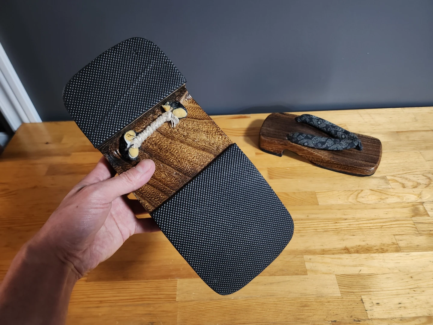 Japanese Wooden Geta Sandals with Black Pattern Straps 🏆 - photo 5