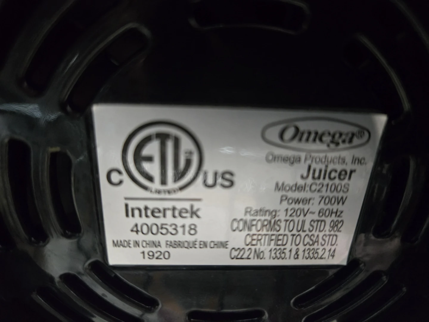 FREE DELIVERY!! Omega Juicer Machine w Extra Large chutes!! $130 - photo 2