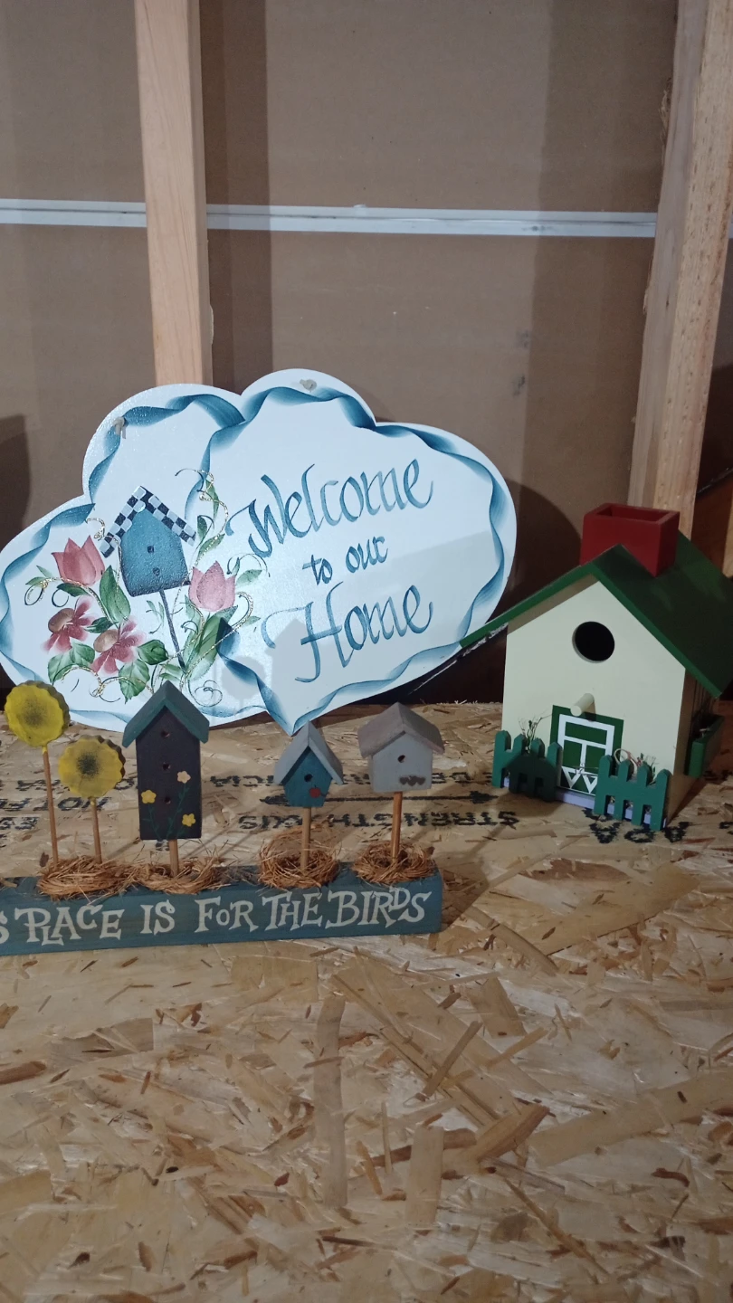 Welcome to Our Home Sign and Birdhouse Decor