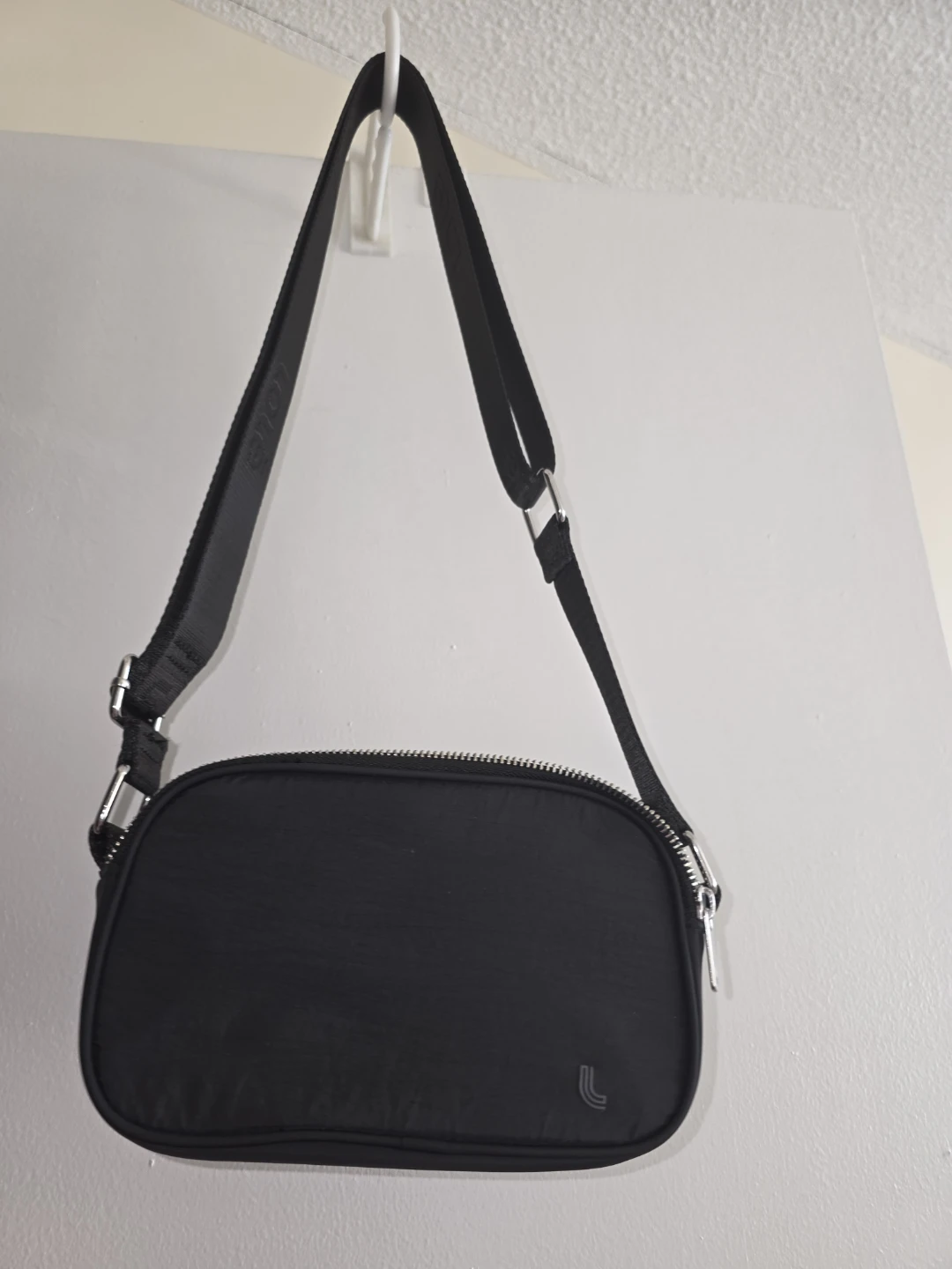 LOLË  CROSSBODY Bag - Black