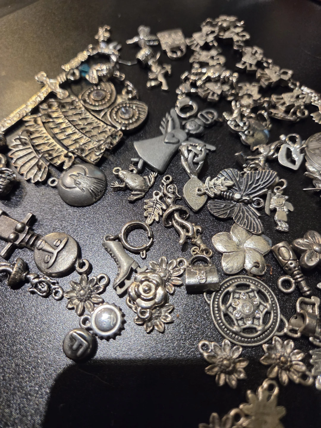 Lot of vintage pewter/silver plated charms - photo 2