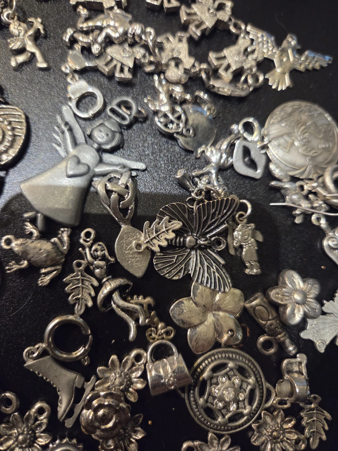 Lot of vintage pewter/silver plated charms - photo 3