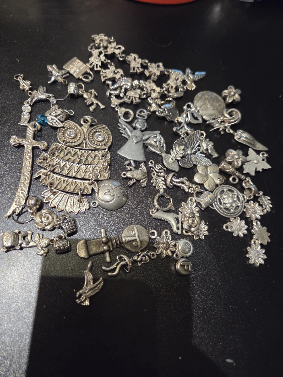 Lot of vintage pewter/silver plated charms - photo 4