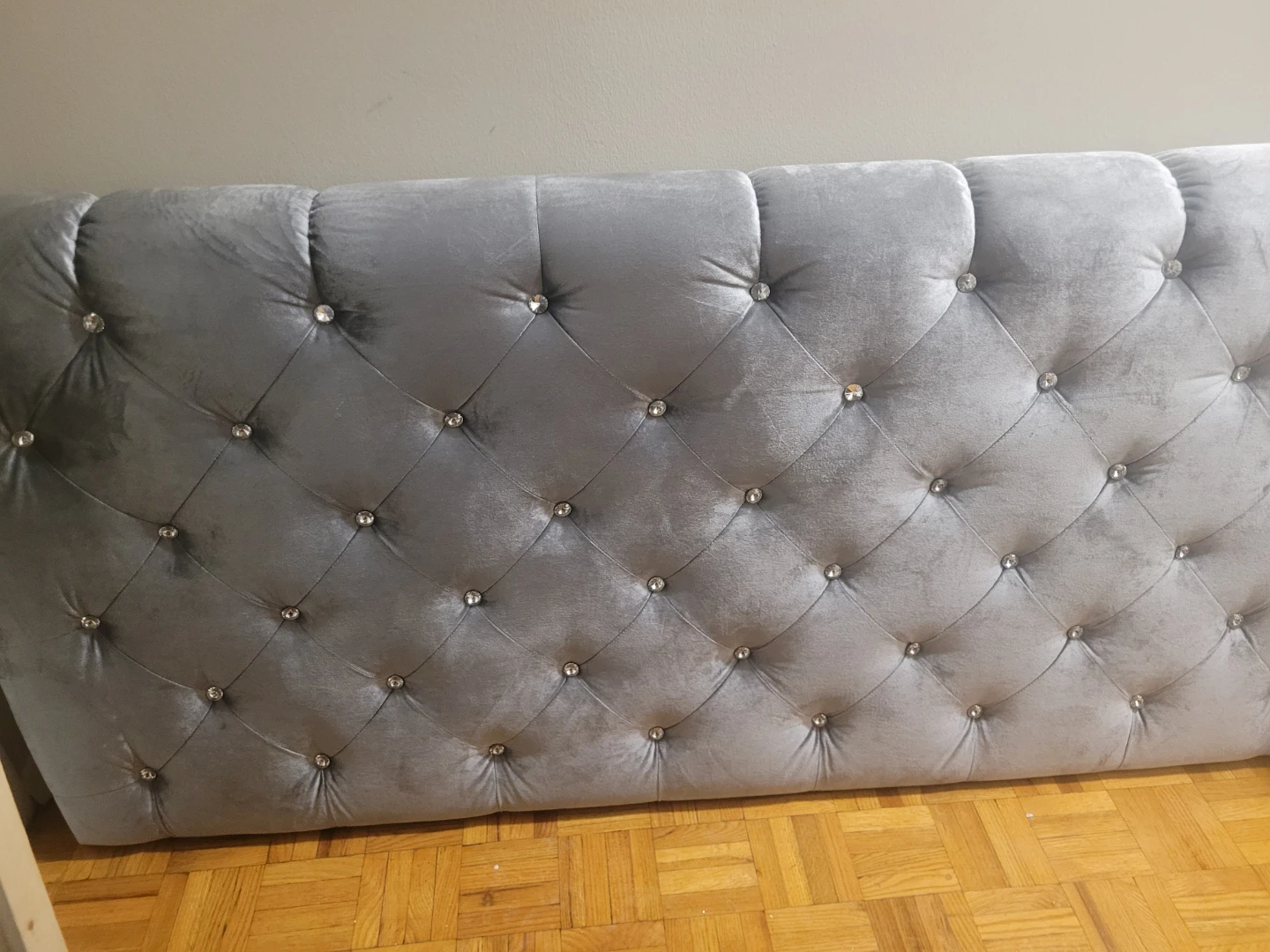 Need gone asap : Tufted Velvet queen bedframe - photo 2