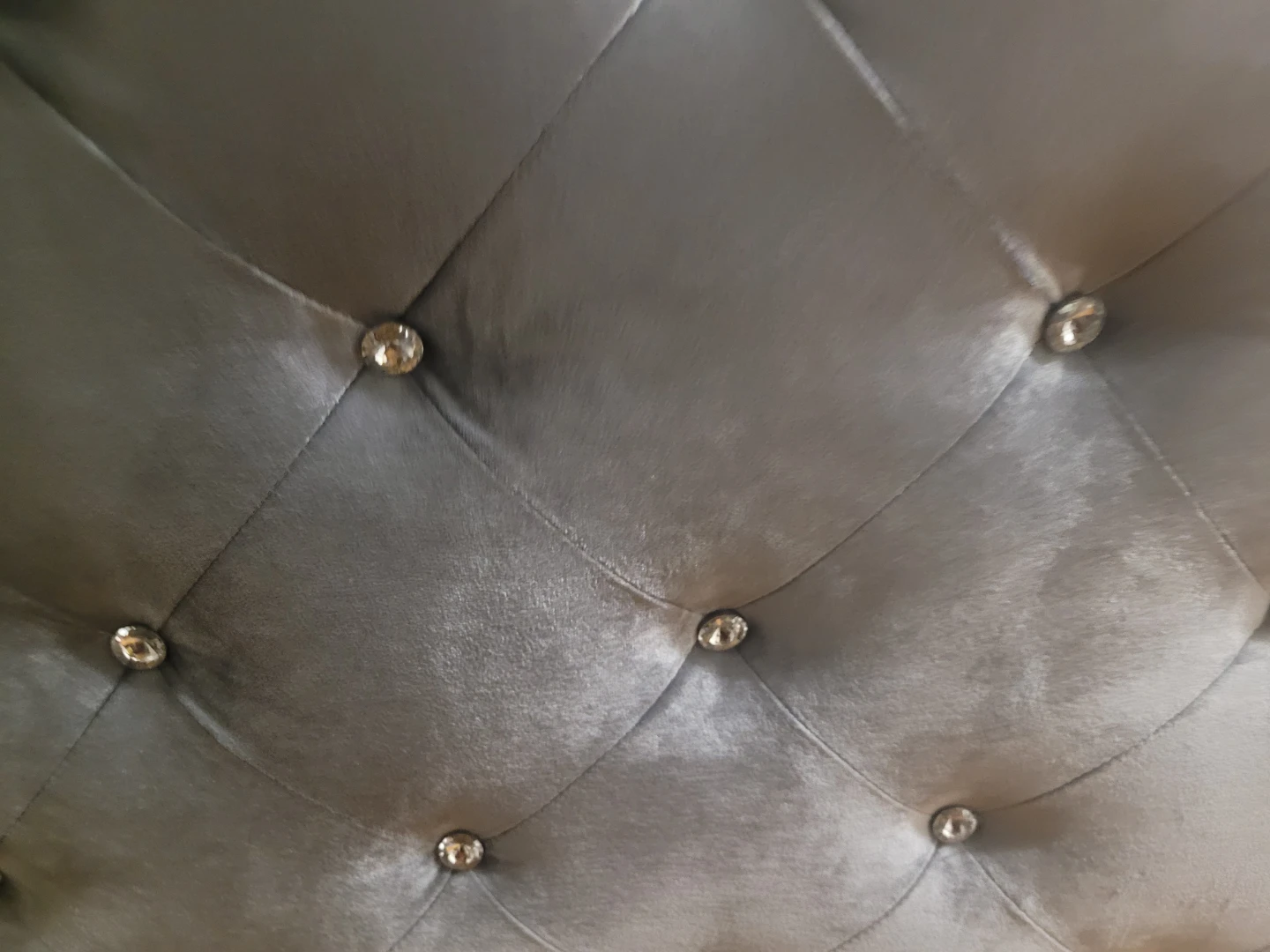 Need gone asap : Tufted Velvet queen bedframe - photo 3