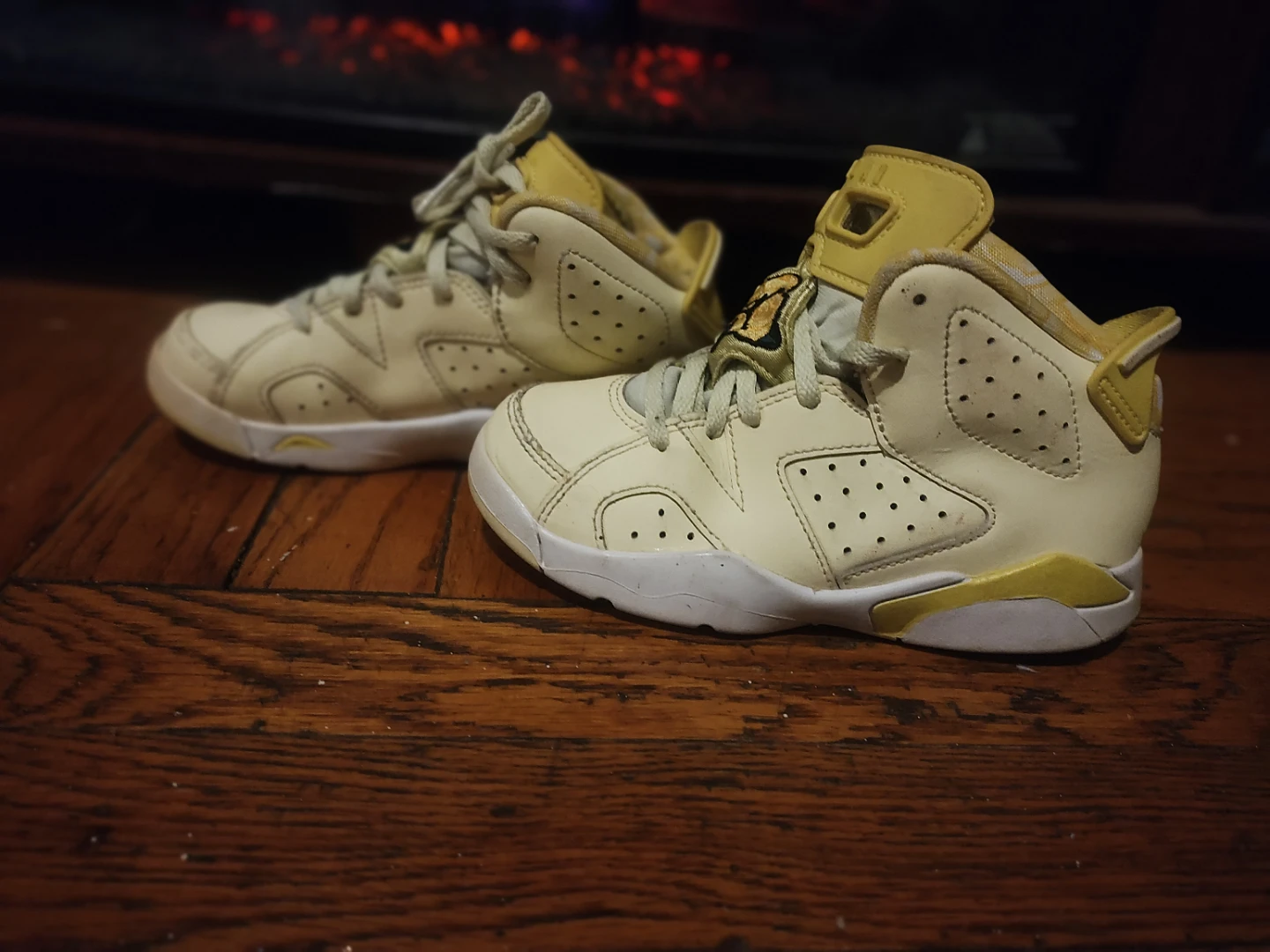 Boy or girl yellow Nike Air Jordan sneakers size 12C used - photo 4