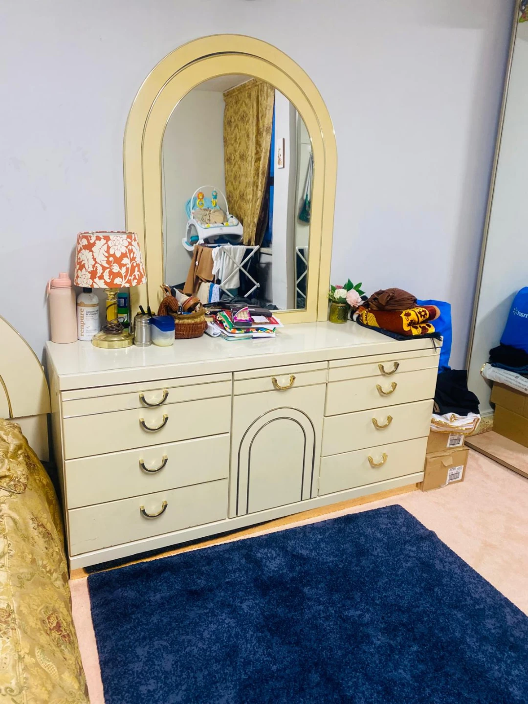 Bedroom set/ Bed and dresser