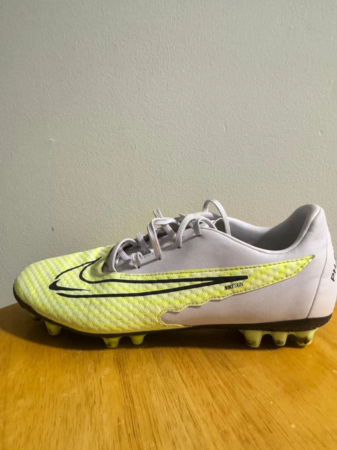 Nike Phantom GX Soccer Cleats. Size - 9