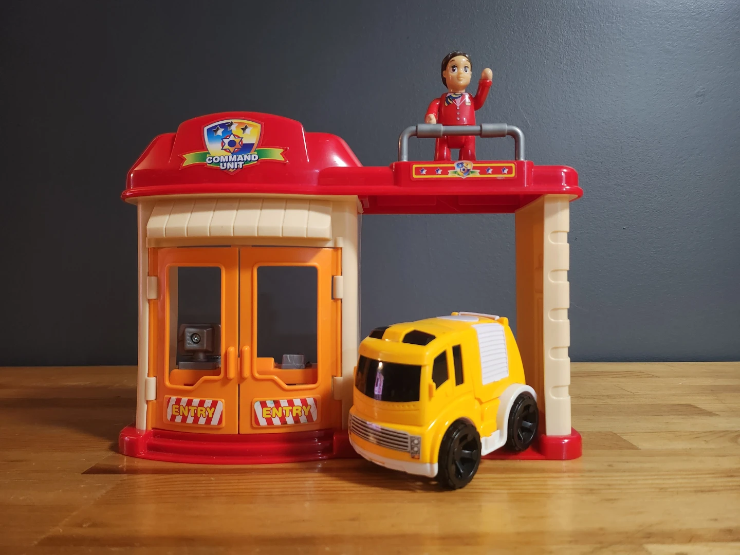 Command Unit Station & Service Vehicle playset - photo 5