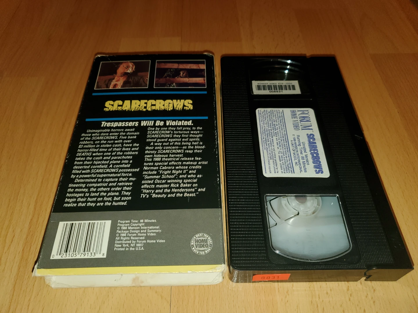 1988 Scarecrows VHS Horror Movie Unrated (ex-rental) - photo 2