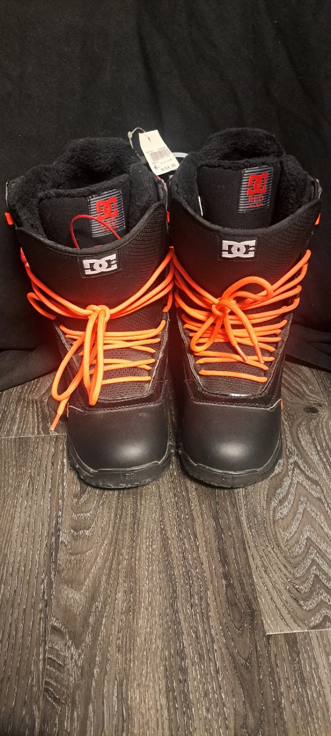 Selling new never worn snowboarding boots