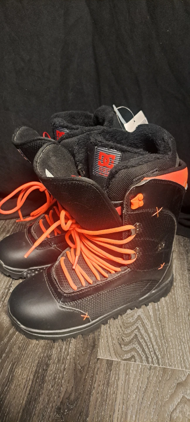 Selling new never worn snowboarding boots - photo 2