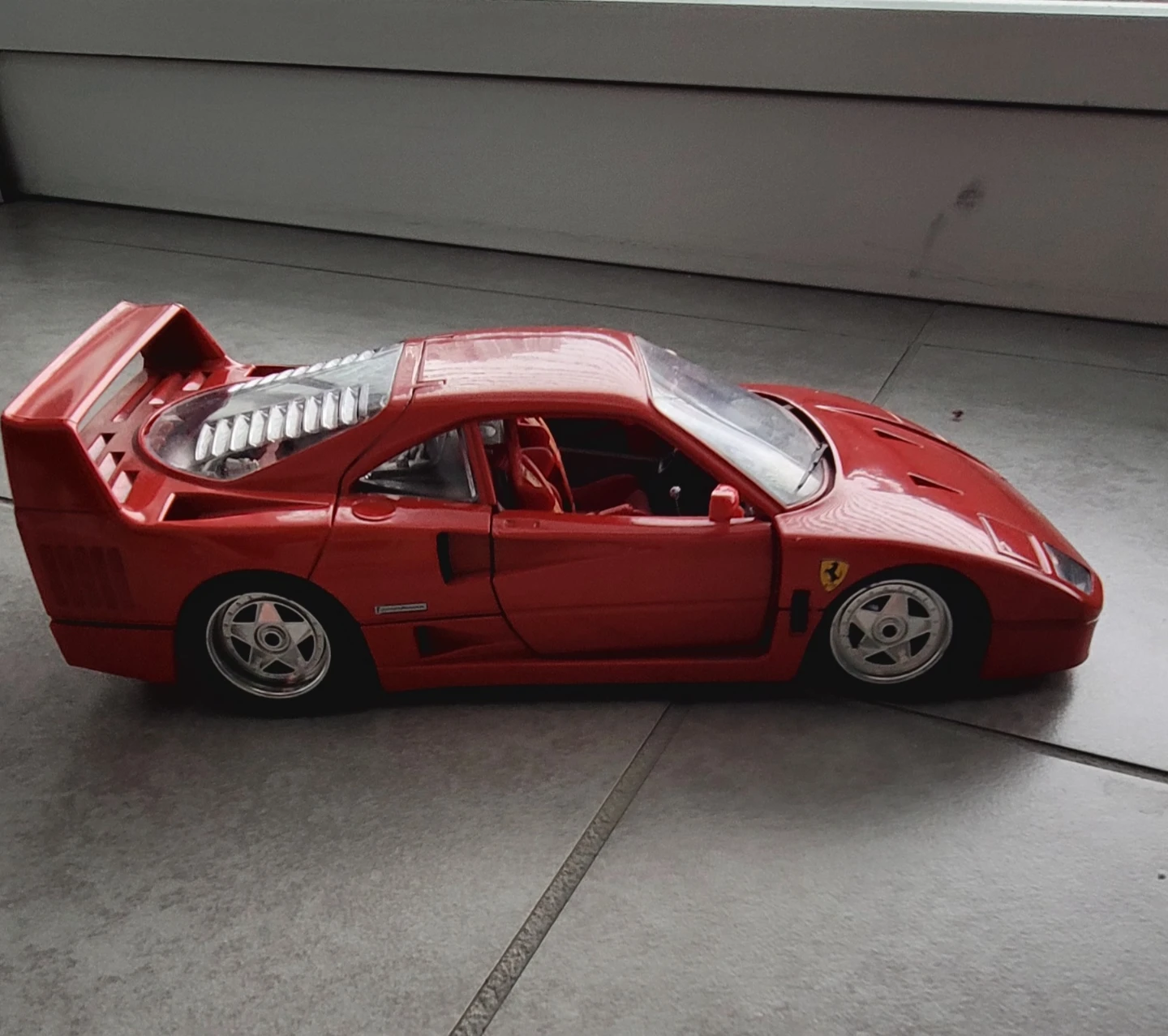 1:18 Bburago Ferrari F40 1987 Die-cast Model - photo 2