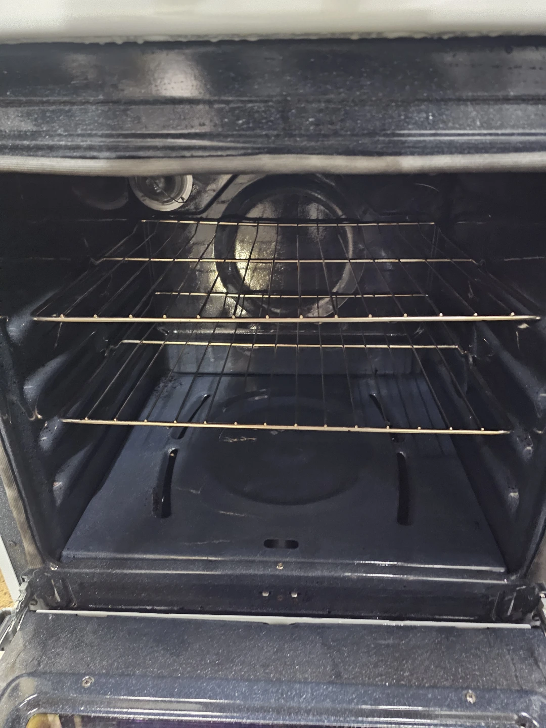 Hotpoint 24in white gas stove - photo 2