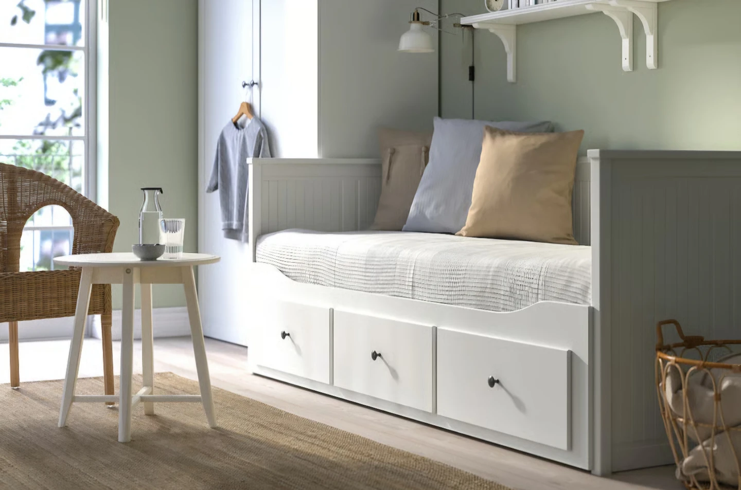 NEEDS TO GO! White Daybed with 3 Drawers - photo 2