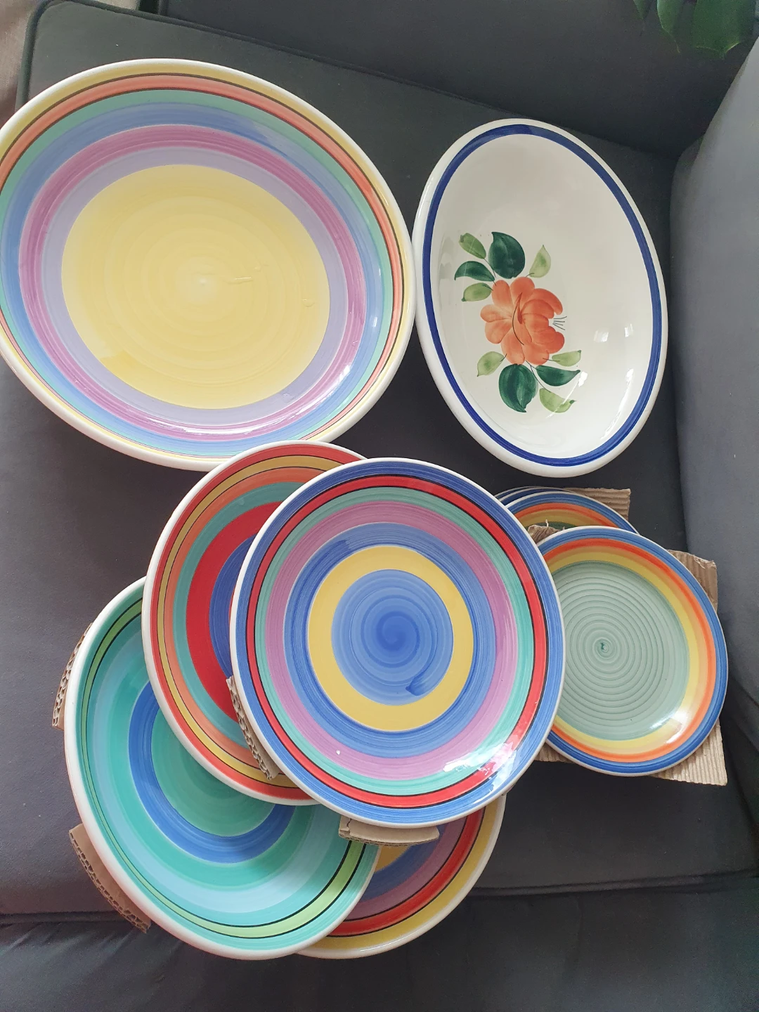 Brand new Set of 6 Ceramic Dinner Plates and Serving Bowl