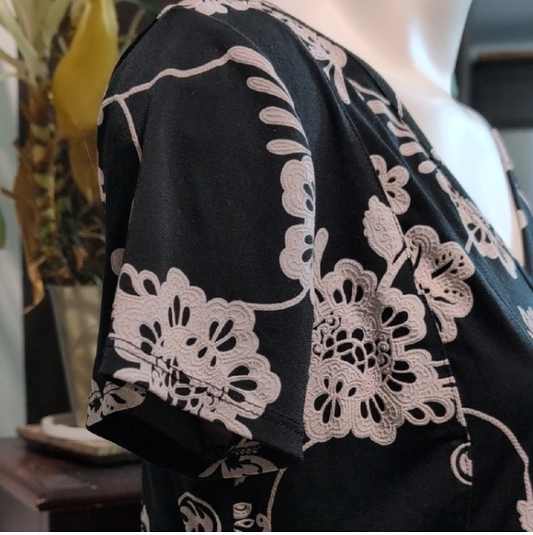 Sami & Jo Black Floral Print V-Neck Top - Size S - photo 2